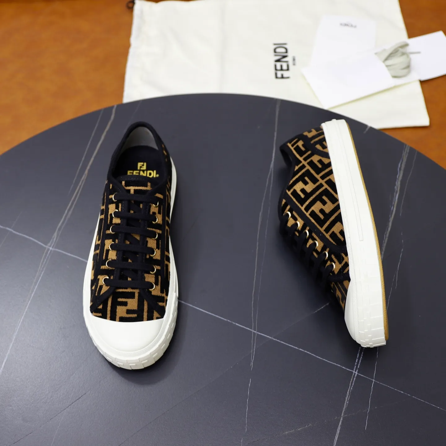 Factory price: 480 original order (couple model) Brand: FENDI Fendi 🙅‍♂️🙅‍♂️🙅‍♂️ Size: Female 35–40, Male 39-44 (45 can be customized) Grade: Official website genuine Material: Imported original LoGO fabric upper Original comfortable lining TPU wear-resistant lightweight outsole Style category: Loafers New trendy shoes Color: actual picture color